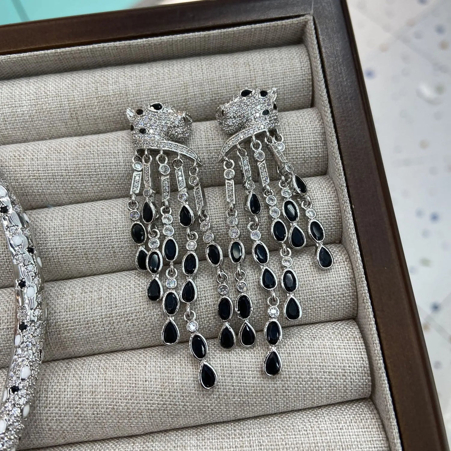 2025 New fashionable  zircon inlaid collar necklace earrings  light luxury jewelry set for women