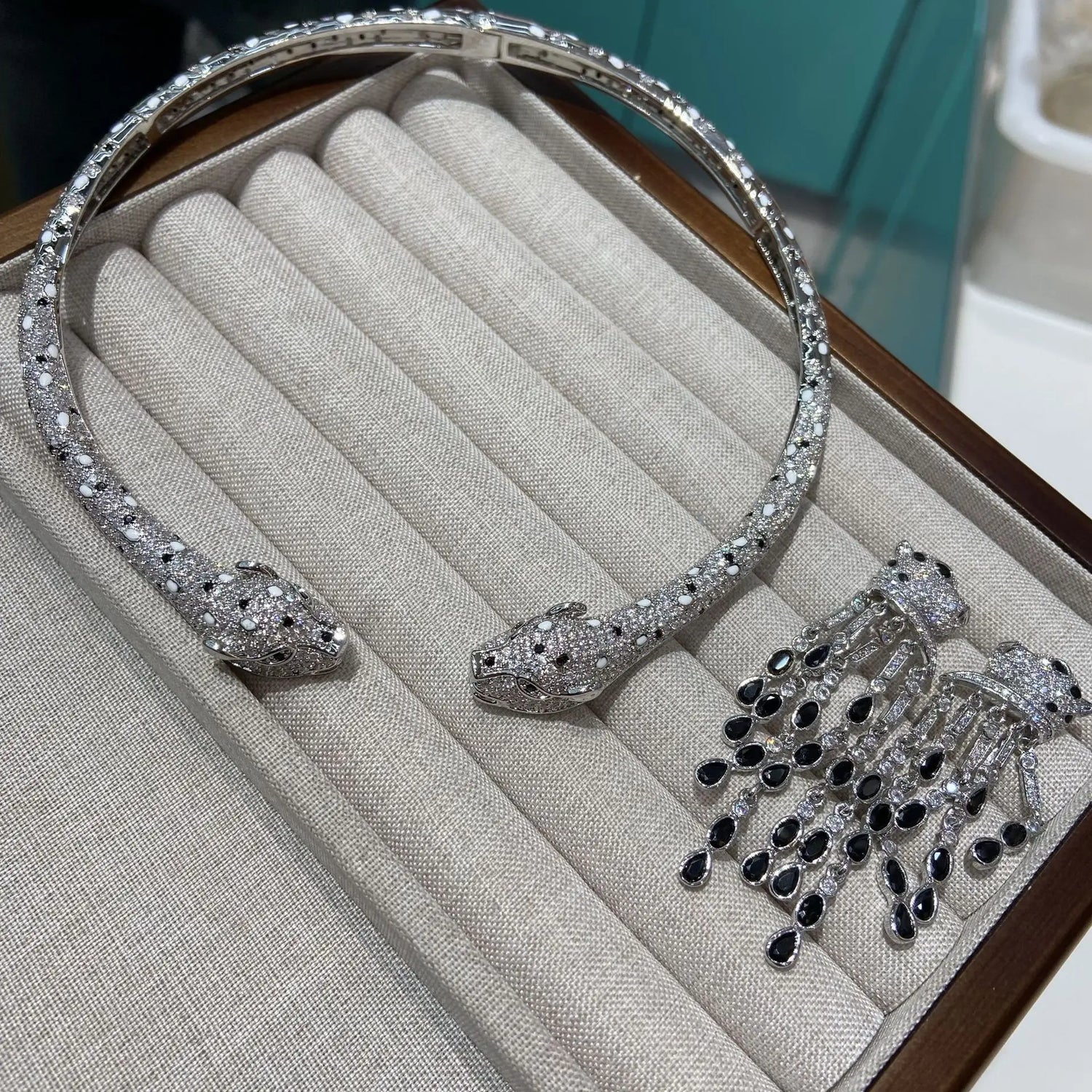 2025 New fashionable  zircon inlaid collar necklace earrings  light luxury jewelry set for women